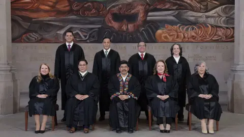 Ministros de la Suprema Corte, magistrados del tribunal electoral y numerosos juzgadores distritales y estatales completan los más de 800 cargos que asumen funciones este lunes, tras haber sido elegidos en unos comicios inéditos el pasado 1 de junio.