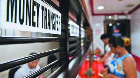 Las cifras del banco central muestran que las remesas ingresaron a través 12.8 millones de operaciones, que significó un aumento de 121,000 transferencias respecto de las observadas en junio.

Para más información del tema, visita: https://www.eleconomista.com.mx/sectorfinanciero/remesas-registran-caida-anual-4-7-entradas-julio-sumaron-5-330-millones-dolares-20250901-775171.html

¡Síguenos en nuestras redes sociales para mantenerte informado!

Twitter: https://twitter.com/eleconomista 
Facebook: https://www.facebook.com/ElEconomista.mx
Instagram: https://www.instagram.com/eleconomistamx
LinkedIn: https://www.linkedin.com/company/el-economista/

#ElEconomista #EETV