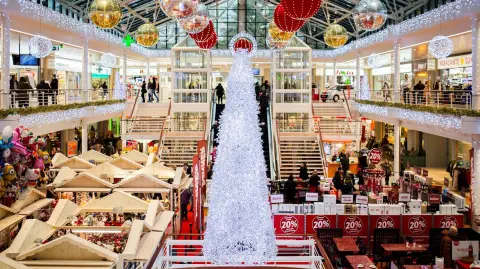 Comprar adornos y regalos con anticipación puede parecer un ahorro, pero también puede llevarte a gastar de más. Expertos te dan recomendaciones para que no sea así.

Para más información del tema, visita: https://www.eleconomista.com.mx/finanzaspersonales/navidad-septiembre-realmente-conviene-comprar-adornos-regalos-navidenos-adelantado-20250901-774770.html

¡Síguenos en nuestras redes sociales para mantenerte informado!

Twitter: https://twitter.com/eleconomista 
Facebook: https://www.facebook.com/ElEconomista.mx
Instagram: https://www.instagram.com/eleconomistamx
LinkedIn: https://www.linkedin.com/company/el-economista/

#ElEconomista #EETV