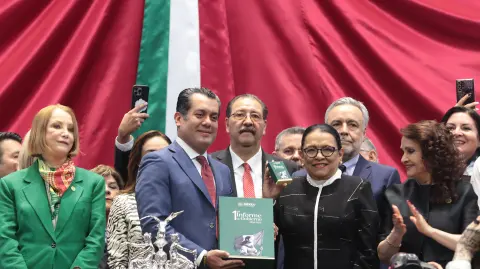 La secretaria de Gobernación, Rosa Icela Rodríguez, entregó a diputados el primer informe de gobierno de la presidenta Claudia Sheinbaum.