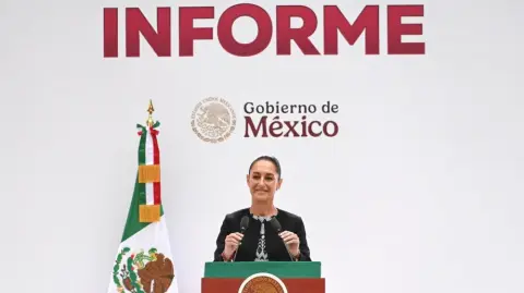 Entre los principales temas que se abordaron estuvo la reducción de pobreza, el comportamiento de la economía nacional, las inversiones extranjeras, las reformas legislativas, la relación comercial con Estados Unidos, los programas sociales y estrategia de seguridad pública.

Para más información del tema, visita:https://www.eleconomista.com.mx/politica/10-claves-economicas-primer-informe-gobierno-claudia-sheinbaum-20250901-775212.html

Twitter: https://twitter.com/eleconomista   
Sitio web: https://www.eleconomista.com.mx/   
Facebook: https://www.facebook.com/ElEconomista.mx   
 
#ElEconomista￼