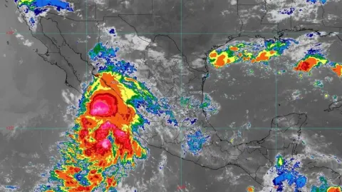 La tormenta tropical Lorena se formó la mañana del martes en el Pacífico; generará lluvias intensas, fuertes vientos y oleaje en seis estados.

Para más información del tema, visita: https://www.eleconomista.com.mx/politica/tormenta-tropical-lorena-forma-pacifico-provocara-lluvias-oleaje-estados-20250902-775376.html

¡Síguenos en nuestras redes sociales para mantenerte informado!

Twitter: https://twitter.com/eleconomista 
Facebook: https://www.facebook.com/ElEconomista.mx
Instagram: https://www.instagram.com/eleconomistamx
LinkedIn: https://www.linkedin.com/company/el-economista/

#ElEconomista #EETV