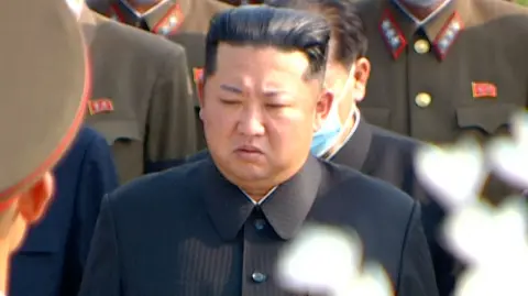 El dirigente norcoreano, Kim Jong Un, llegó el martes a Pekín, donde Xi Jinping y Vladimir Putin, sus principales aliados, celebraron su relación "estratégica" en vísperas de un gran desfile militar en el que China busca mostrar su poderío.