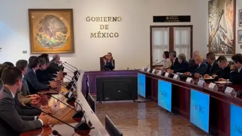 La presidenta de México, Claudia Sheinbaum, se reunió con empresarios gasolineros.