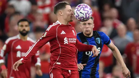 Los clubes registraron casi 12,000 transferencias internacionales en las que el gasto total ascendió a 9,760 millones de dólares, dijo la FIFA, lo que representa un aumento de más del 50% en comparación con el mismo período en 2024.

Para más información del tema, visita: https://www.eleconomista.com.mx/deportes/gasto-traspasos-internacionales-alcanza-record-9-760-millones-dolares-fifa-20250903-775541.html

¡Síguenos en nuestras redes sociales para mantenerte informado!

Twitter: https://twitter.com/eleconomista 
Facebook: https://www.facebook.com/ElEconomista.mx
Instagram: https://www.instagram.com/eleconomistamx
LinkedIn: https://www.linkedin.com/company/el-economista/

#ElEconomista #EETV