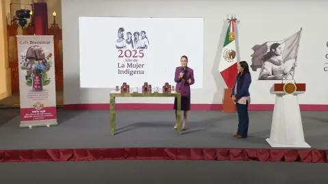 El Gobierno de México lanzó este miércoles el Café del Bienestar, un producto 100% mexicano que apoyará a pequeños cafetaleros. Estará disponible desde 35 pesos.

Para más información del tema, visita: https://www.eleconomista.com.mx/politica/gobierno-presenta-cafe-bienestar-precios-presentaciones-puntos-venta-20250903-775549.html

¡Síguenos en nuestras redes sociales para mantenerte informado!

Twitter: https://twitter.com/eleconomista 
Facebook: https://www.facebook.com/ElEconomista.mx
Instagram: https://www.instagram.com/eleconomistamx
LinkedIn: https://www.linkedin.com/company/el-economista/

#ElEconomista #EETV