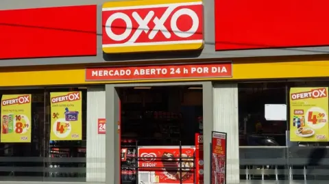 Femsa inició la apertura de tiendas Oxxo en Brasil en asociación con Raizen en 2020.