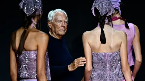 El diseñador de moda italiano Giorgio Armani falleció a los 91 años "rodeado por sus seres queridos", informó la empresa el jueves.

¡Síguenos en nuestras redes sociales para mantenerte informado!

Twitter: https://twitter.com/eleconomista 
Facebook: https://www.facebook.com/ElEconomista.mx
Instagram: https://www.instagram.com/eleconomistamx
LinkedIn: https://www.linkedin.com/company/el-economista/

#ElEconomista #EETV