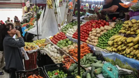 Millones de personas creen que su economía va bien, pero están preocupadas por la del país. De acuerdo con la economía conductual esto se debe a sesgos cognitivos.