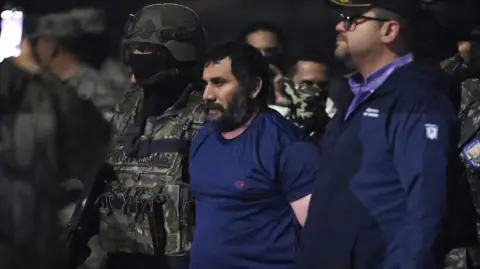 La Asamblea Nacional de Ecuador aprobó el pasado mes de junio una reforma constitucional para permitir la presencia de bases militares extranjeras en el país.

Para más información del tema, visita: https://www.eleconomista.com.mx/internacionales/estados-unidos-designa-organizaciones-terroristas-choneros-lobos-20250904-775753.html

¡Síguenos en nuestras redes sociales para mantenerte informado!

Twitter: https://twitter.com/eleconomista 
Facebook: https://www.facebook.com/ElEconomista.mx
Instagram: https://www.instagram.com/eleconomistamx
LinkedIn: https://www.linkedin.com/company/el-economista/

#ElEconomista #EETV