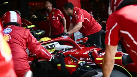 El equipo técnico de Ferrari alista el auto de Lewis Hamilton para su entrenamiento para el Gran Premio de Monza.