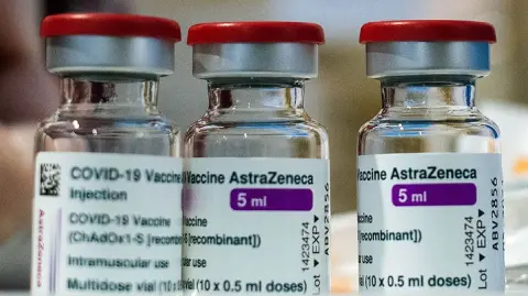 El secretario de Sanidad se ha mostrado en contra de las vacunas, incluyendo la de la Covid-19, que llegó a definir como la "más letal jamás fabricada".

Para más información del tema, visita: https://www.eleconomista.com.mx/internacionales/gobernadora-nueva-york-desafia-trump-orden-facilitar-acceso-vacunas-covid-20250905-775914.html

¡Síguenos en nuestras redes sociales para mantenerte informado!

Twitter: https://twitter.com/eleconomista 
Facebook: https://www.facebook.com/ElEconomista.mx
Instagram: https://www.instagram.com/eleconomistamx
LinkedIn: https://www.linkedin.com/company/el-economista/

#ElEconomista #EETV #Covid19