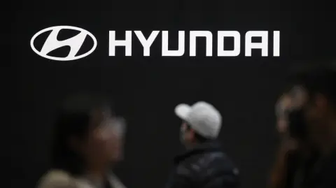Autoridades de Estados Unidos arrestaron a cientos de empleados, en su mayoría surcoreanos, en una planta de Hyundai en Georgia por prácticas ilegales.

Para más información del tema, visita: https://www.eleconomista.com.mx/empresas/estados-unidos-detiene-cientos-trabajadores-surcoreanos-planta-hyundai-georgia-20250905-775950.html

¡Síguenos en nuestras redes sociales para mantenerte informado!

Twitter: https://twitter.com/eleconomista
Facebook: https://www.facebook.com/ElEconomista.mx
Instagram: https://www.instagram.com/eleconomistamx
LinkedIn: https://www.linkedin.com/company/el-economista/

#ElEconomista #EETV