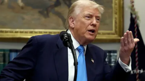 El Gobierno de Trump prepara reglas para restringir o prohibir drones y vehículos chinos, alegando riesgos a la seguridad nacional.

Para más información del tema, visita: https://www.eleconomista.com.mx/internacionales/trump-busca-frenar-importacion-drones-camiones-chinos-seguridad-nacional-20250905-775988.html

¡Síguenos en nuestras redes sociales para mantenerte informado!

Twitter: https://twitter.com/eleconomista 
Facebook: https://www.facebook.com/ElEconomista.mx
Instagram: https://www.instagram.com/eleconomistamx
LinkedIn: https://www.linkedin.com/company/el-economista/

#ElEconomista #EETV