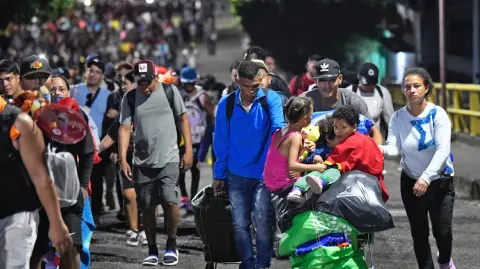 Autoridades de Florida habilitaron un segundo centro cerca de Jacksonville tras levantarse el bloqueo al ingreso en ‘Alligator Alcatraz’.

Para más información del tema, visita: https://www.eleconomista.com.mx/internacionales/florida-abre-nuevo-centro-detencion-migrantes-fallo-judicial-20250905-775982.html 

¡Síguenos en nuestras redes sociales para mantenerte informado!

Twitter: https://twitter.com/eleconomista 
Facebook: https://www.facebook.com/ElEconomista.mx
Instagram: https://www.instagram.com/eleconomistamx
LinkedIn: https://www.linkedin.com/company/el-economista/

#ElEconomista #EETV #Migrantes