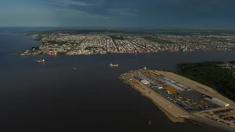 Vista aérea de Guyana Shore Base Inc., socia de ExxonMobil en descubrimientos petroleros, en Georgetown.