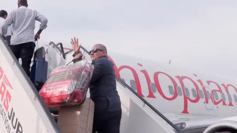 Jesús Muñoz Gutiérrez fue entregado al embajador designado de México, Alejandro Estivill, que llegó a Juba el viernes, según el comunicado.

Para más información del tema, visita: https://www.eleconomista.com.mx/internacionales/sudan-sur-envia-mexico-hombre-deportado-eu-20250906-776047.html

¡Síguenos en nuestras redes sociales para mantenerte informado!

Twitter: https://twitter.com/eleconomista 
Facebook: https://www.facebook.com/ElEconomista.mx
Instagram: https://www.instagram.com/eleconomistamx
LinkedIn: https://www.linkedin.com/company/el-economista/
T

#ElEconomista #EETV