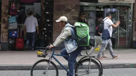 Serían hasta 200,000 plazas laborales, lo que significaría una caída del 13% respecto al año pasado.

Para más información del tema, visita: https://www.eleconomista.com.mx/capital-humano/banxico-preve-baja-generacion-empleos-20250907-776088.html 

¡Síguenos en nuestras redes sociales para mantenerte informado!

Twitter: https://twitter.com/eleconomista 
Facebook: https://www.facebook.com/ElEconomista.mx
Instagram: https://www.instagram.com/eleconomistamx
LinkedIn: https://www.linkedin.com/company/el-economista/

#ElEconomista #Empleos #Banxico