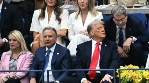 En una jornada lluviosa en Nueva York, las medidas de seguridad se reforzaron sensiblemente este domingo respecto a los anteriores 14 días del evento.

Para más información del tema, visita: https://www.eleconomista.com.mx/internacionales/trump-abucheado-brevemente-espectadores-final-us-open-tenis-20250907-776105.html 

¡Síguenos en nuestras redes sociales para mantenerte informado!

Twitter: https://twitter.com/eleconomista 
Facebook: https://www.facebook.com/ElEconomista.mx
Instagram: https://www.instagram.com/eleconomistamx
LinkedIn: https://www.linkedin.com/company/el-economista/

#ElEconomista #USOpen #Trump