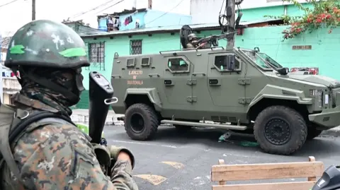 Fiscales, policías y militares guatemaltecos capturaron el domingo a 24 presuntos miembros de la Mara Salvatrucha durante un operativo a gran escala contra la extorsión, informaron la Policía y la Fiscalía.