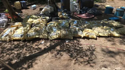 Fuerzas federales incautaron unas 21 toneladas de metanfetamina en dos laboratorios clandestinos del grupo narcotraficante "Los Mayos" en el municipio de Carricitos, en Durango.

Para más información del tema, visita: https://www.eleconomista.com.mx/politica/marina-incauta-21-toneladas-metanfetamina-dos-laboratorios-mayos-durango-20250908-776241.html

¡Síguenos en nuestras redes sociales para mantenerte informado!

Twitter: https://twitter.com/eleconomista 
Facebook: https://www.facebook.com/ElEconomista.mx
Instagram: https://www.instagram.com/eleconomistamx
LinkedIn: https://www.linkedin.com/company/el-economista/

#ElEconomista #EETV