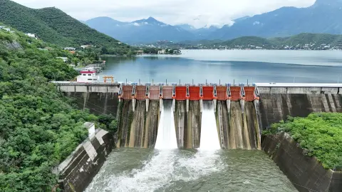 Apertura de compuertas de la presa La Boca, en Nuevo León.