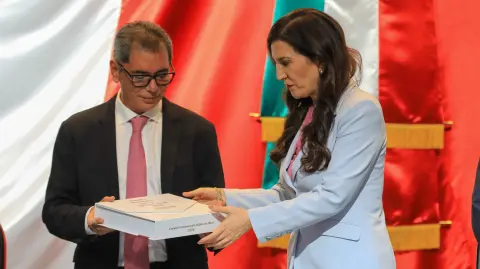 El secretario de Hacienda, Édgar Amador, entregó el Paquete Económico 2026 a la Mesa Directiva de la Cámara de Diputados.