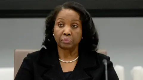 Una jueza federal de Estados Unidos bloqueó este martes temporalmente la destitución de la gobernadora de la Reserva Federal (Fed) Lisa Cook, ordenada por el presidente Donald Trump.