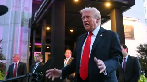 El presidente de Estados Unidos, Donald Trump, afirmó este martes que no es su firma la que aparece en una supuesta carta de cumpleaños dirigida al delincuente sexual Jeffrey Epstein, un día después de que la oposición demócrata la hiciera pública. 

¡Síguenos en nuestras redes sociales para mantenerte informado! 

Twitter: https://twitter.com/eleconomista 
Facebook: https://www.facebook.com/ElEconomista.mx 
Instagram: https://www.instagram.com/eleconomistamx 
LinkedIn: https://www.linkedin.com/company/el-economista/ 

#ElEconomista #EETV