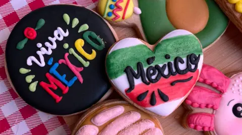 Diana Zurita estudia y al mismo tiempo hornea y vende galletas de mantequilla decoradas.