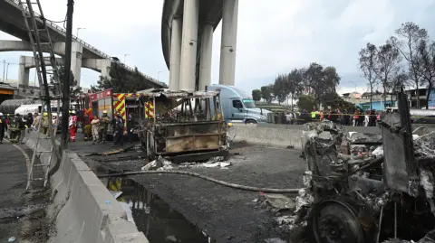 La explosión de un camión que transportaba miles de litros de gas en la Ciudad de México dejó este miércoles cuatro muertos y 90 heridos, varios de ellos de gravedad, según el más reciente balance de las autoridades.