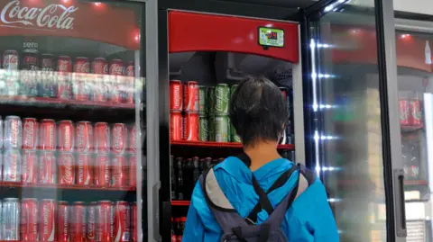 Más de la mitad de las personas en redes sociales en el país rechaza el aumento al IEPS en refrescos por considerarlo un golpe al bolsillo, mientras 29% lo respalda como medida contra la obesidad.

Para más información del tema, visita: https://www.eleconomista.com.mx/finanzaspersonales/60-mexicanos-rechaza-aumento-impuesto-refrescos-20250909-776466.html

¡Síguenos en nuestras redes sociales para mantenerte informado!

Twitter: https://twitter.com/eleconomista 
Facebook: https://www.facebook.com/ElEconomista.mx
Instagram: https://www.instagram.com/eleconomistamx
LinkedIn: https://www.linkedin.com/company/el-economista/

#ElEconomista #EETV