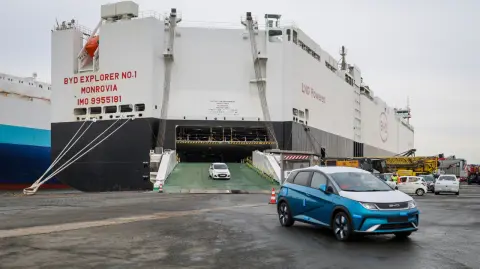 El gobierno de China declaró que "se opone firmemente a cualquier coerción", después de que México programa imponer aranceles de hasta 50% a las importaciones de autos y otros productos chinos.