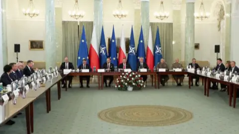 Polonia, en busca de apoyo diplomático tras la incursión de drones presuntamente rusos en su territorio, anunció el jueves haber solicitado una reunión extraordinaria del Consejo de Seguridad de la ONU, que se reunirá de urgencia el viernes en Nueva York.