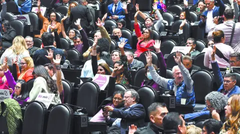Diputados de Morena y sus aliados se enfrentaron con legisladores de la oposición durante el arranque de la glosa del primer informe de gobierno de la presidenta Claudia Sheinbaum y el cual estuvo enfocado en materia de política interior y política exterior.
