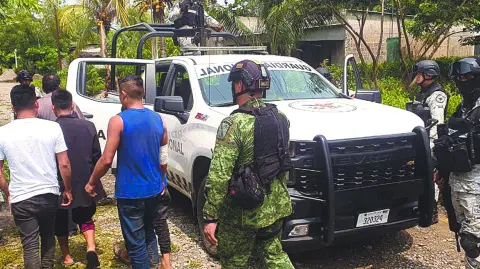 El Comité contra la Desaparición Forzada de las Naciones Unidas (CED) emitió una Acción Urgente al Estado mexicano por la desaparición forzada de José Juan Arias Solís, un adolescente de 14 años, presuntamente detenido y privado de la libertad por elementos de la Guardia Nacional y el Ejército durante un operativo en Guanajuato, informó el Centro ProDH.

Para más información del tema, visita: https://www.eleconomista.com.mx/politica/onu-llama-buscar-adolescente-habria-sido-desaparecido-gn-20250911-776721.html

¡Síguenos en nuestras redes sociales para mantenerte informado!

Twitter: https://twitter.com/eleconomista 
Facebook: https://www.facebook.com/ElEconomista.mx
Instagram: https://www.instagram.com/eleconomistamx
LinkedIn: https://www.linkedin.com/company/el-economista/

#ElEconomista #EETV