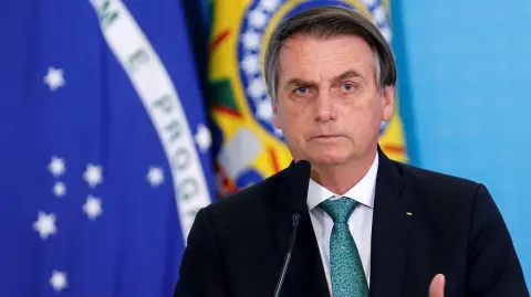 El expresidente brasileño Jair Bolsonaro fue condenado este jueves a 27 años y tres meses de cárcel por haber tratado de dar un golpe de Estado, en un juicio histórico, cuyo desenlace suscitó nuevas amenazas del gobierno de Donald Trump contra Brasil.