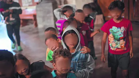 La mayoría de los niños que Estados Unidos trata de devolver proceden de Huehuetenango, San Marcos, Quiché y Alta Verapaz.

Para más información del tema, visita: https://www.eleconomista.com.mx/internacionales/juez-eu-prorroga-bloqueo-deportaciones-ninos-migrantes-acompanados-guatemala-20250913-777082.html 

¡Síguenos en nuestras redes sociales para mantenerte informado!

Twitter: https://twitter.com/eleconomista 
Facebook: https://www.facebook.com/ElEconomista.mx
Instagram: https://www.instagram.com/eleconomistamx
LinkedIn: https://www.linkedin.com/company/el-economista/

#ElEconomista #EETV #Migrantes