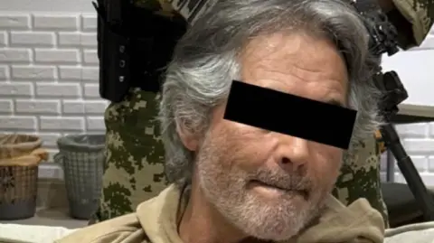 El exsecretario de Seguridad del estado mexicano de Tabasco fue capturado por fuerzas paraguayas, en colaboración con autoridades mexicanas, la noche del viernes al sábado en un lujoso sector de la ciudad paraguaya de Mariano Roque Alonso.

Para más información del tema, visita: https://www.eleconomista.com.mx/internacionales/mexico-pide-extradicion-hernan-bermudez-presunto-lider-criminal-barredora-detenido-paraguay-20250913-777084.html

¡Síguenos en nuestras redes sociales para mantenerte informado!

Twitter: https://twitter.com/eleconomista 
Facebook: https://www.facebook.com/ElEconomista.mx
Instagram: https://www.instagram.com/eleconomistamx
LinkedIn: https://www.linkedin.com/company/el-economista/

#ElEconomista #EETV #LaBarredora