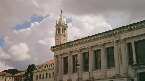 Universidad de Berkeley.