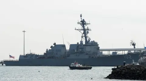 La Fuerza Armada de Venezuela afirmó que monitoreó el incidente "minuto a minuto" con sus medios aéreos, navales y de vigilancia.

Para más información del tema, visita: https://www.eleconomista.com.mx/internacionales/caracas-afirma-destructor-eu-abordo-ocupo-hostilmente-buque-atunero-venezolano-20250913-777081.html

¡Síguenos en nuestras redes sociales para mantenerte informado!

Twitter: https://twitter.com/eleconomista 
Facebook: https://www.facebook.com/ElEconomista.mx
Instagram: https://www.instagram.com/eleconomistamx
LinkedIn: https://www.linkedin.com/company/el-economista/

#ElEconomista #EstadosUnidos #Venezuela