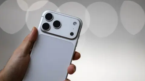 Apple presentó esta semana el nuevo iPhone 17 Air, el más delgado hasta ahora, con chip A19 Pro y batería de larga duración. 

Para más información del tema, visita: https://www.eleconomista.com.mx/tecnologia/iphone-17-estara-disponible-tiendas-mexico-20250914-777126.html 

¡Síguenos en nuestras redes sociales para mantenerte informado! 

Twitter: https://twitter.com/eleconomista 
Facebook: https://www.facebook.com/ElEconomista.mx 
Instagram: https://www.instagram.com/eleconomistamx 
LinkedIn: https://www.linkedin.com/company/el-economista/ 

#ElEconomista #EETV #iPhone17