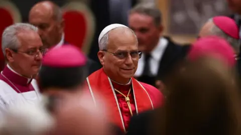 También criticó que la ONU ya no es capaz de fomentar una diplomacia multilateral eficaz.

Para más información del tema, visita: https://www.eleconomista.com.mx/internacionales/papa-leon-xiv-critica-elevados-paquetes-salariales-empresas-estilo-musk-20250914-777150.html

¡Síguenos en nuestras redes sociales para mantenerte informado!

Twitter: https://twitter.com/eleconomista 
Facebook: https://www.facebook.com/ElEconomista.mx
Instagram: https://www.instagram.com/eleconomistamx
LinkedIn: https://www.linkedin.com/company/el-economista/
T

#ElEconomista #EETV