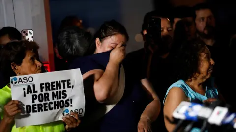 Blanca Mora, quien fuera novia de Silverio Villegas, llora durante una conferencia para explicar lo ocurrido durante el operativo del ICE en que murió el migrante.