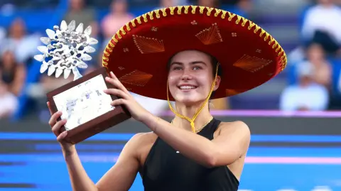 Iva Jovic de Estados Unidos celebra con el trofeo tras ganar el Abierto de Guadalajara.