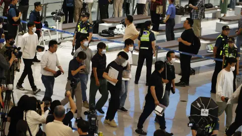 300 trabajadores surcoreanos regresan a casa tras una redada del ICE en una planta de Hyundai en Atlanta, EU

¡Síguenos en nuestras redes sociales para mantenerte informado!

Twitter: https://twitter.com/eleconomista
Facebook: https://www.facebook.com/ElEconomista.mx
Instagram: https://www.instagram.com/eleconomistamx
LinkedIn: https://www.linkedin.com/company/el-economista/

#ElEconomista #EETV