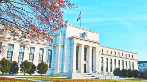 La Reserva Federal de Estados Unidos (Fed) redujo sus tasas de interés de referencia el miércoles por primera vez este año, en un cuarto de punto como esperaba el mercado, debido a un mercado laboral más débil.

Para más información del tema, visita: https://www.eleconomista.com.mx/sectorfinanciero/fed-recorta-sorpresas-tasa-interes-cuarto-punto-20250917-777537.html

¡Síguenos en nuestras redes sociales para mantenerte informado!

Twitter: https://twitter.com/eleconomista 
Facebook: https://www.facebook.com/ElEconomista.mx
Instagram: https://www.instagram.com/eleconomistamx
LinkedIn: https://www.linkedin.com/company/el-economista/

#ElEconomista #EETV