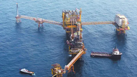 Pemex tienen una deuda financiera que roza los 100,000 millones de dólares, además adeuda otros 22,000 millones de dólares a proveedores y contratistas.

Para más información del tema, visita: https://www.eleconomista.com.mx/empresas/mexico-apuntalara-pemex-13-800-millones-dolares-suavizar-pagos-deuda-20250917-777568.html 

¡Síguenos en nuestras redes sociales para mantenerte informado!

Twitter: https://twitter.com/eleconomista 
Facebook: https://www.facebook.com/ElEconomista.mx
Instagram: https://www.instagram.com/eleconomistamx
LinkedIn: https://www.linkedin.com/company/el-economista/

#ElEconomista #EETV