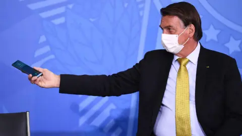 Los exámenes detectaron la presencia de un carcinoma de células escamosas, según el hospital, y Bolsonaro necesitará controles de rutina.

Para más información del tema, visita: https://www.eleconomista.com.mx/internacionales/expresidente-brasileno-bolsonaro-recibe-alta-hospitalaria-analisis-muestra-tipo-precoz-cancer-piel-20250917-777542.html

¡Síguenos en nuestras redes sociales para mantenerte informado!

Twitter: https://twitter.com/eleconomista 
Facebook: https://www.facebook.com/ElEconomista.mx
Instagram: https://www.instagram.com/eleconomistamx
LinkedIn: https://www.linkedin.com/company/el-economista/

#ElEconomista #Bolsonaro #Cáncer