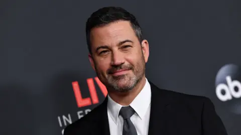 La cadena dijo que el programa Jimmy Kimmel Live quedaría suspendido indefinidamente tras los comentarios hechos por el presentador en el programa del lunes. 

Para más información del tema, visita: https://www.eleconomista.com.mx/arteseideas/abc-suspende-indefinidamente-programa-jimmy-kimmel-comentarios-sobre-charlie-kirk-20250917-777593.html

¡Síguenos en nuestras redes sociales para mantenerte informado!

Twitter: https://twitter.com/eleconomista 
Facebook: https://www.facebook.com/ElEconomista.mx
Instagram: https://www.instagram.com/eleconomistamx
LinkedIn: https://www.linkedin.com/company/el-economista/

#ElEconomista #EETV